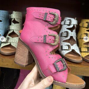 NWT Dingo Fuschia Pink Ziggy Buckle Booties - size 9.5